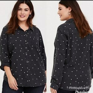 *Torrid Taylor CHARCOAL GREY POLKA DOT BUTTON TOP
